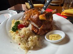 德式烤猪肘陪酸菜土豆泥-申德勒加油站西餐厅Schindlers Tankstelle(上海外滩店)