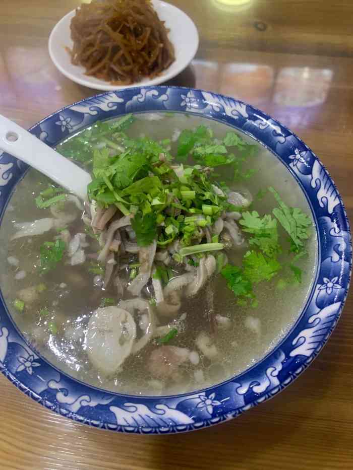 打分 丁一羊湯,湯清不肥,燒餅好吃,各家羊湯的味都不一樣,唯愛這家.