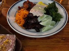 自制鸡肉火腿与六款素菜冷盘-羽深肉铺 Steak & Wine