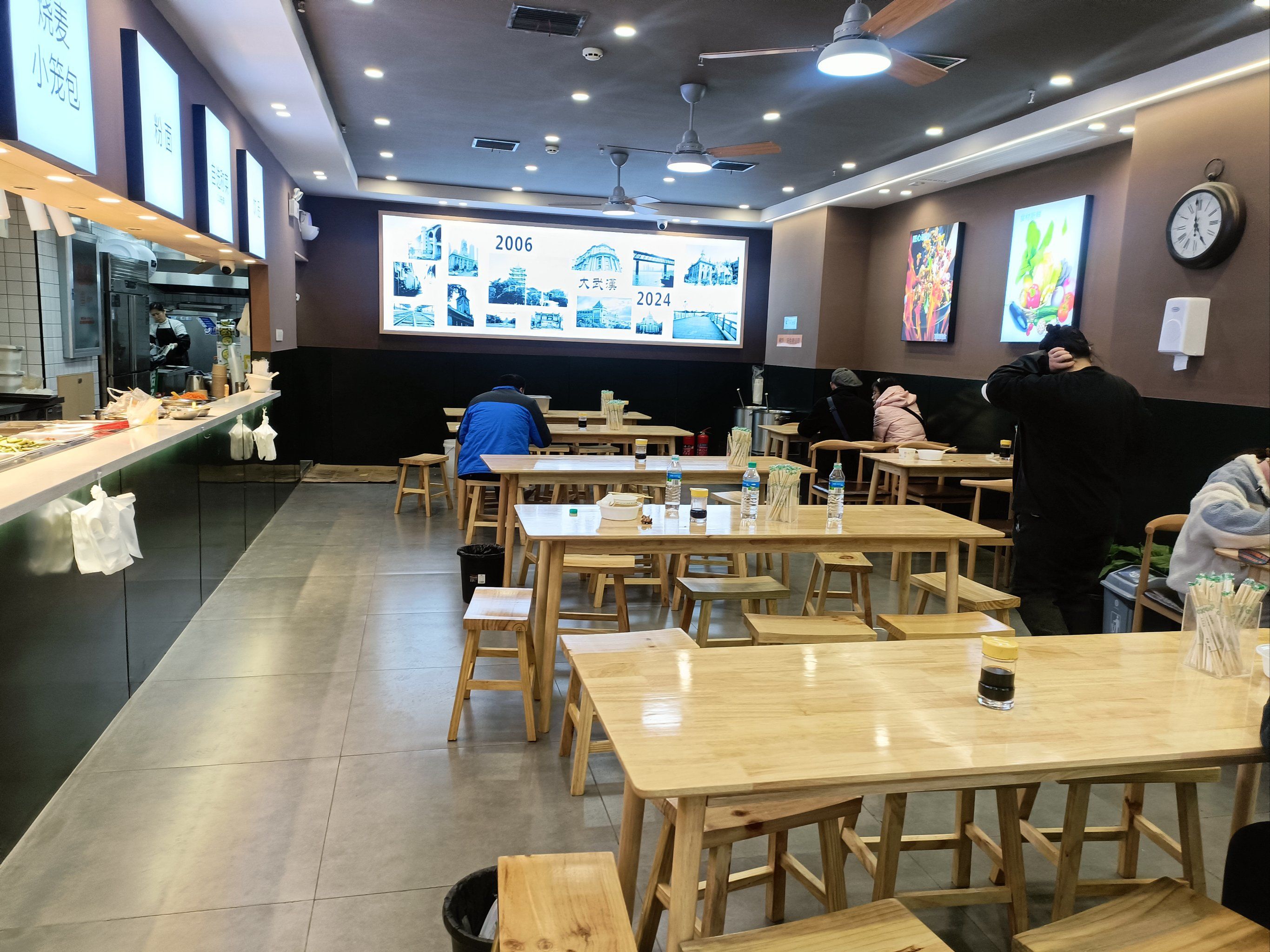 天天领红包这家快餐店的装修风格非常简约,给人一种清新自然的感觉