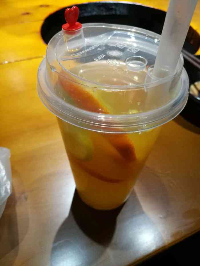 味道还不错,希望这种水果茶能配一个小叉子,水果都浪费了,走在路上也