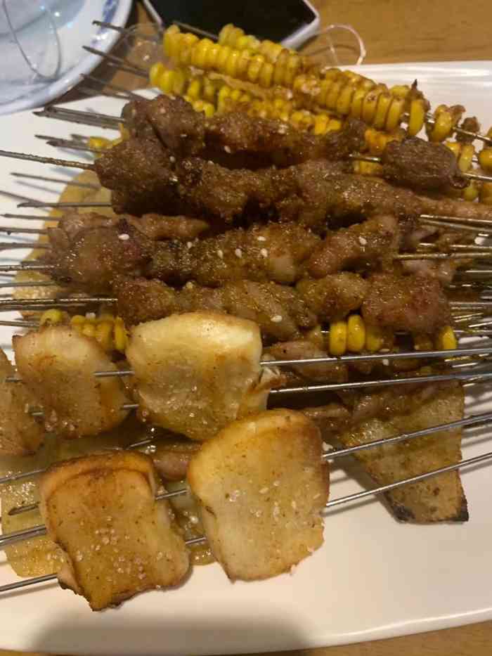 老友烧烤-"开在学校的美食街上,宵夜的时间去店内上座.