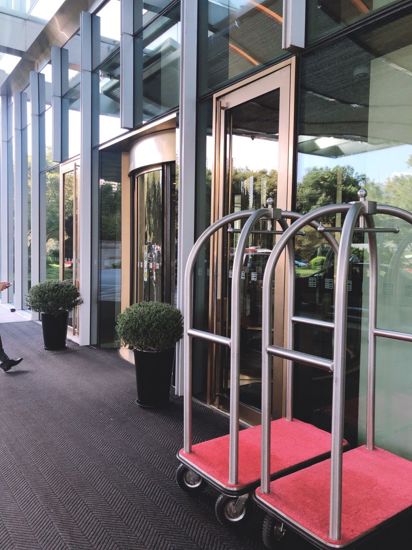 打车来酒店的话 酒店门口的门童也是主动开门的