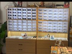 -天空之镜眼镜店蔡司依视路配镜授权零售店(望京颐堤港店)