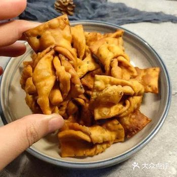 比如说炸油条，炸油条可以说是这段时间比较火的美食