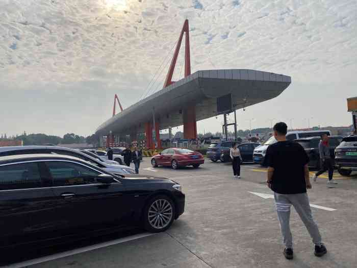 枫泾服务区停车场-"很大的停车场, 空位很多. 还算在上海界.