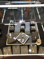-灵彩珠宝(朗香街店)