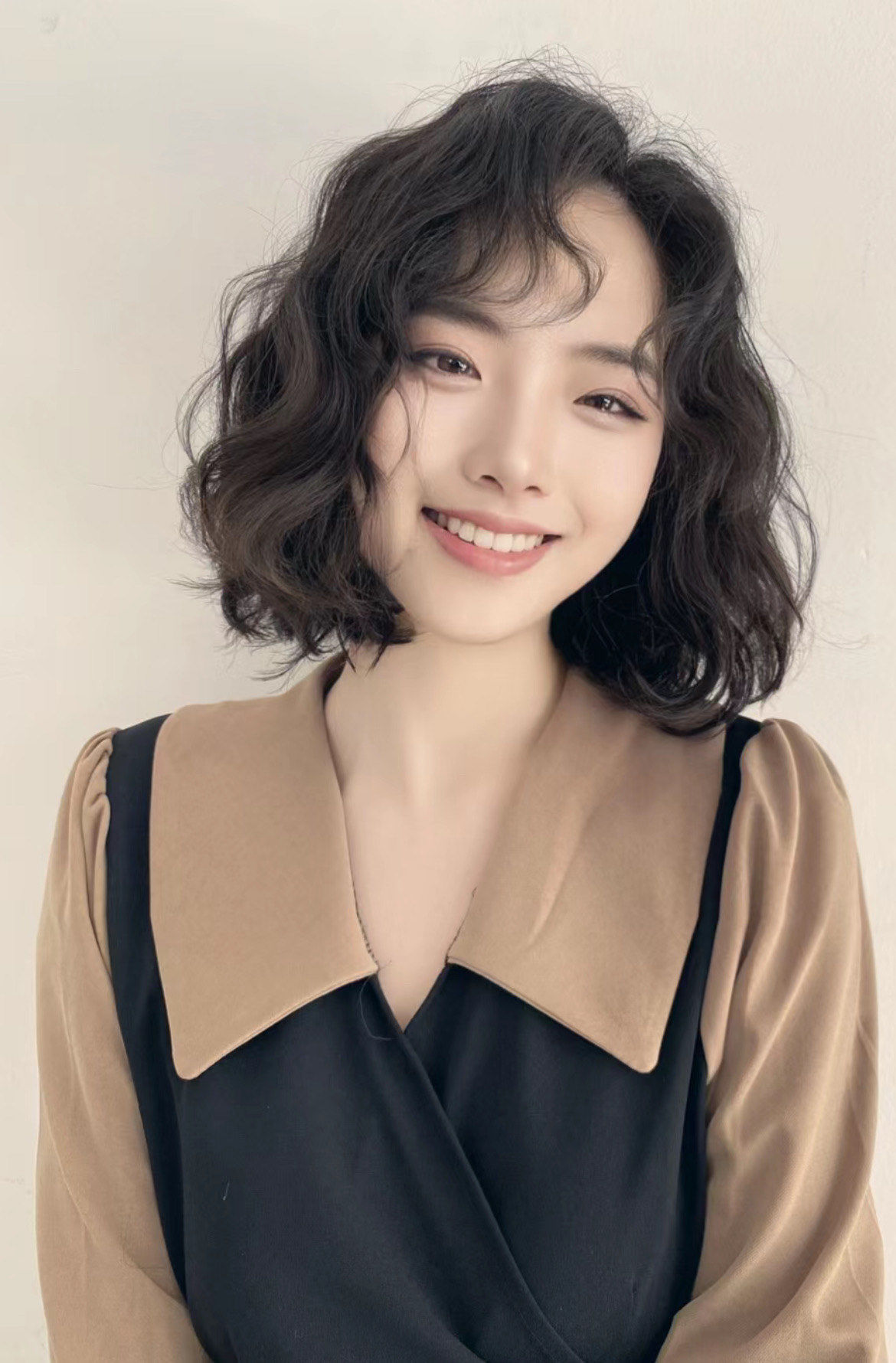 蛋蛋卷是一种发型,通常以发根卷曲,形成蓬