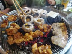 -围炉肉舍•炭烤活鳗•丹东海鲜烤肉(步行街店)