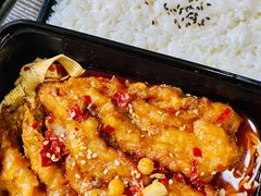 香辣无骨烤鱼饭-鲲少爷烤鱼饭.螺蛳粉·清真(爱琴海店)