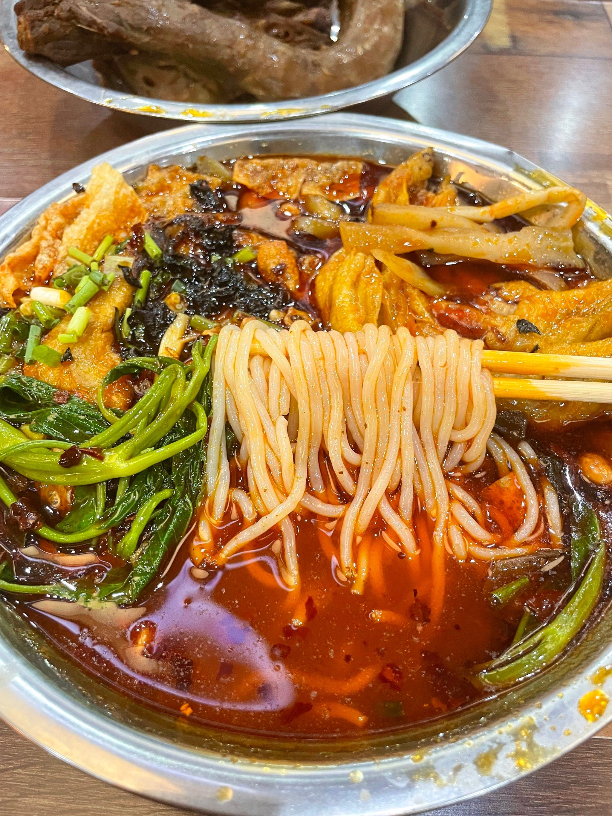 我选了鸭脖,鸭架,鸭头,鸭心真想每样都来一点,吃完螺蛳粉啃啃