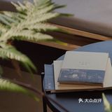 复古风油画展中的咖啡店