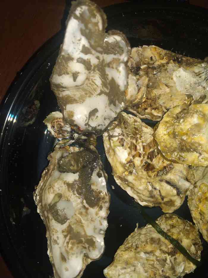 打分 70 /人 蒸生蚝有个臭的,打开一包泥,而且味道巨大,直接倒了胃口