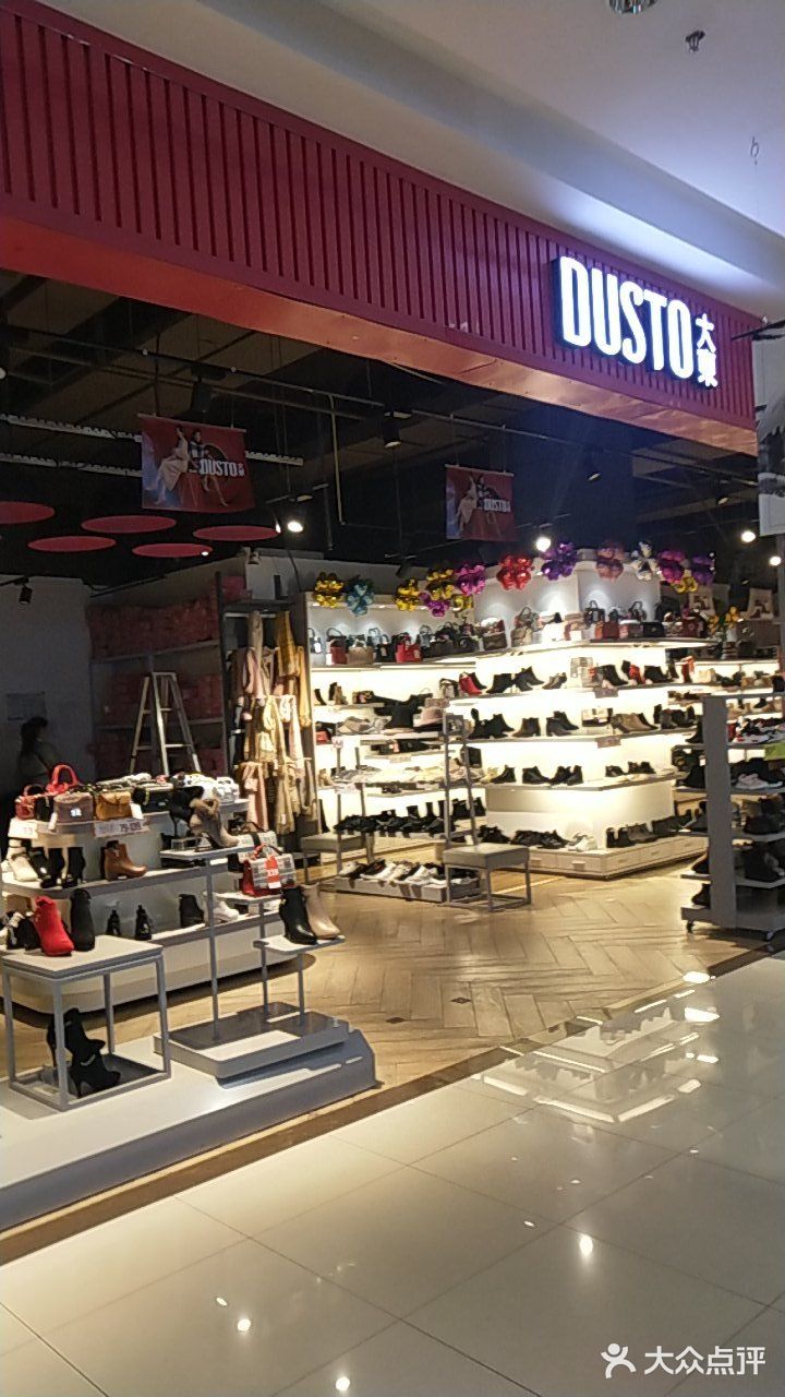 位于卜蜂莲花凤城八路店的旁边去超市的时候都能看到