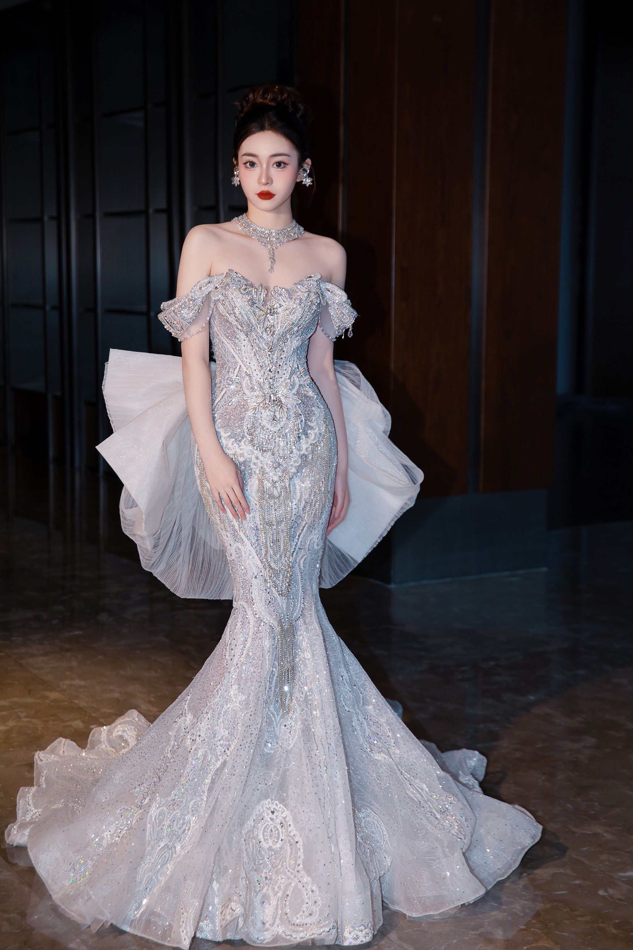 婚纱
银色珠钻增添梦幻感
可拆卸拖尾层层叠叠
交错摇曳间星光