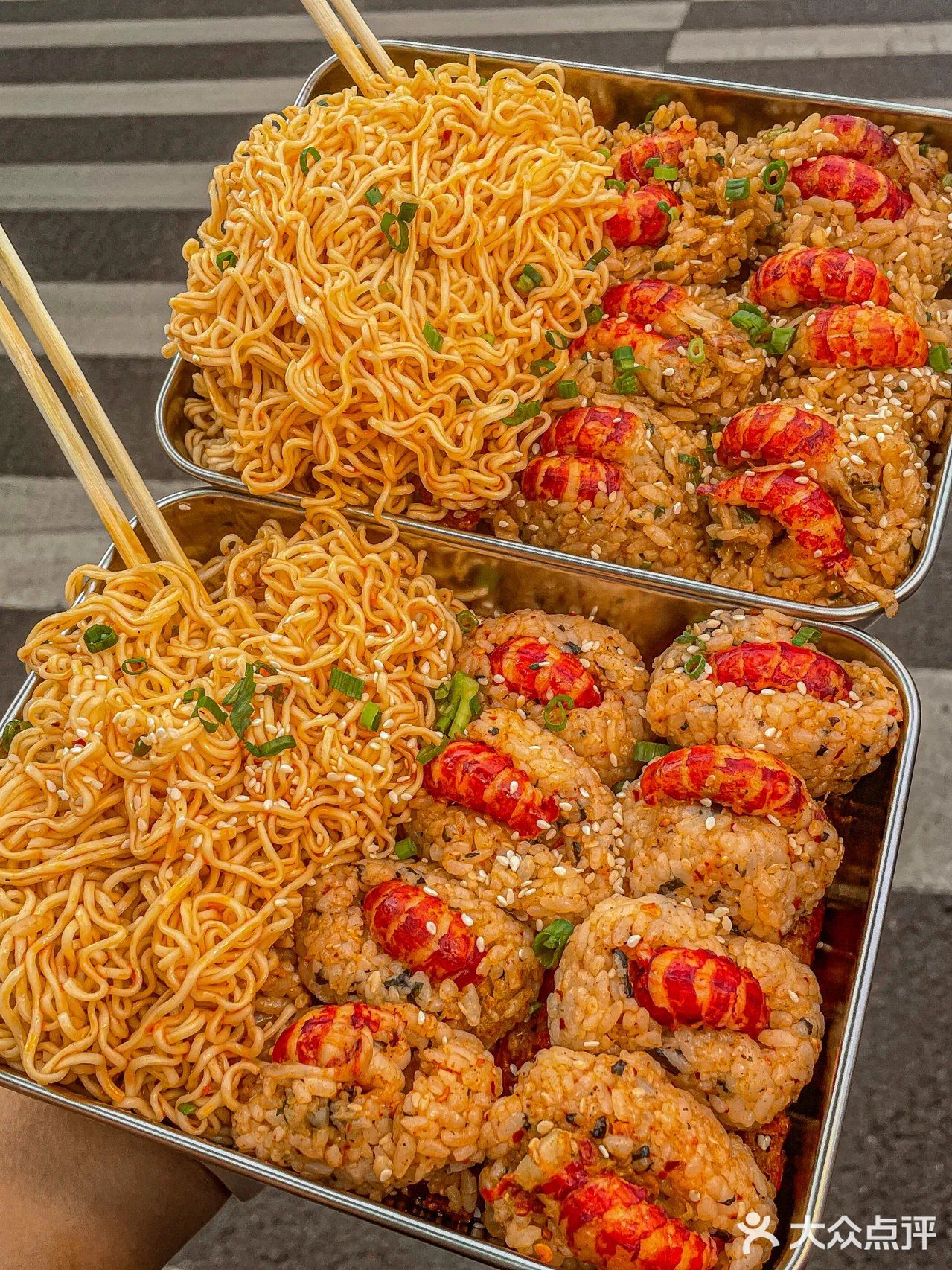 终于吃到小龙虾饭团了