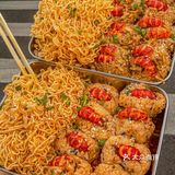 终于吃到小龙虾饭团了