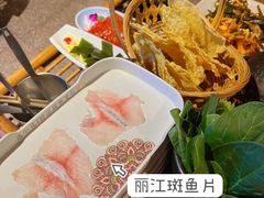 -老牌坊云南鱼豆花火锅(哈西万达店)