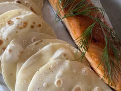 烟熏三文鱼配烤饺子皮和芥末籽酱-BOR Eatery(安福路店)