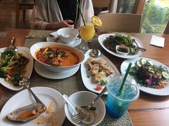 -Chom Cafe and Restaurant