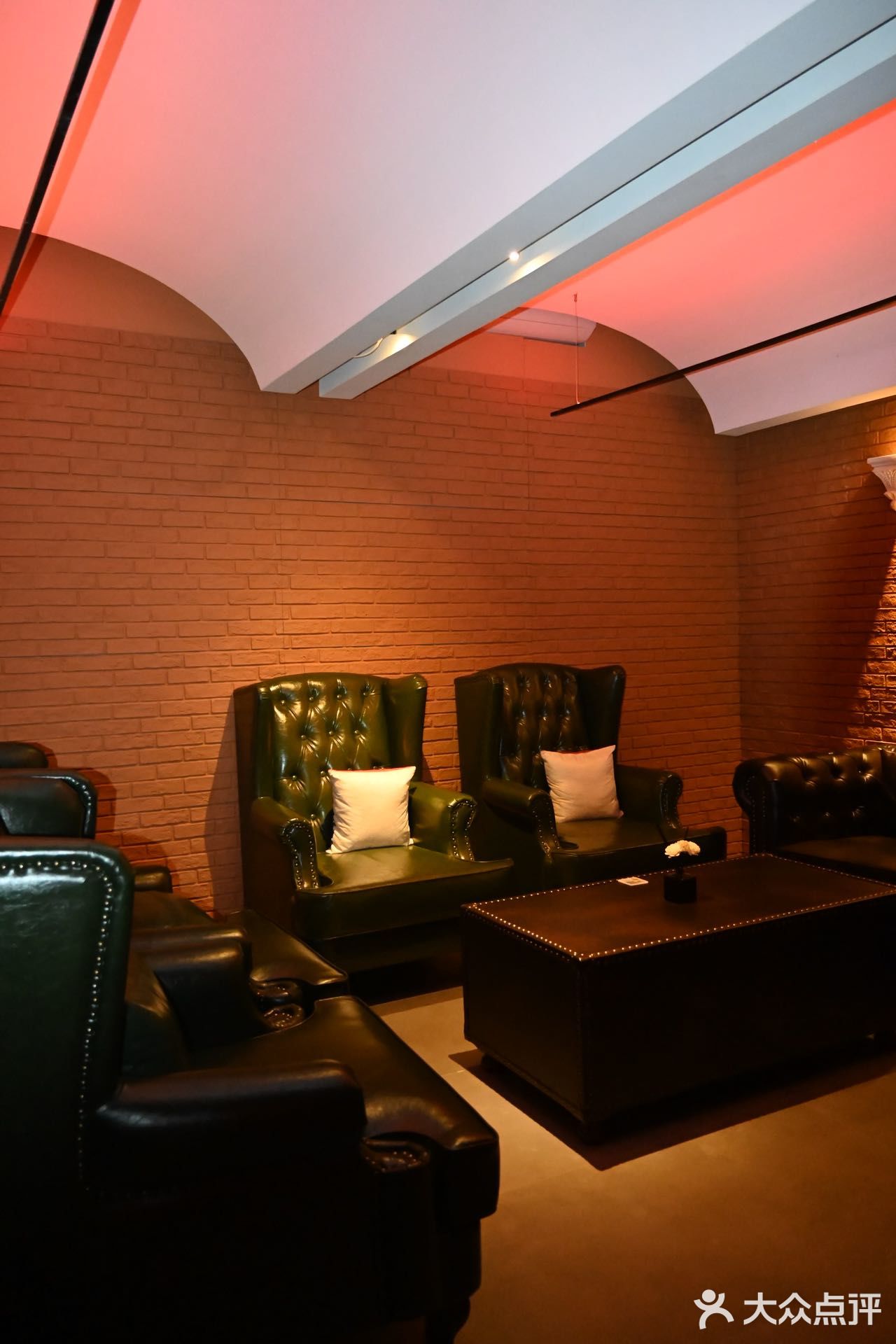 淮海中路上的这家bar，白天是咖啡店，夜晚是酒吧