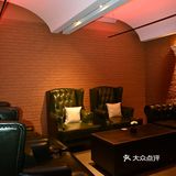淮海中路上的这家bar，白天是咖啡店，夜晚是酒吧