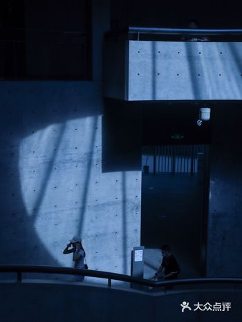「和美术馆」整个空间设计以“和谐”为主题，在安藤忠雄