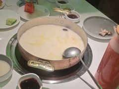 鲜美的浓汤-洪氏嗨捞·广东猪肚鸡·椰子鸡火锅(西咸万象城店)