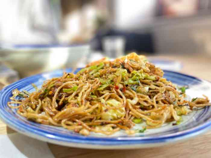 位于仪凤桥上的衢州小吃店新开的快餐性质品种挺多的拍面炒饭粥都有