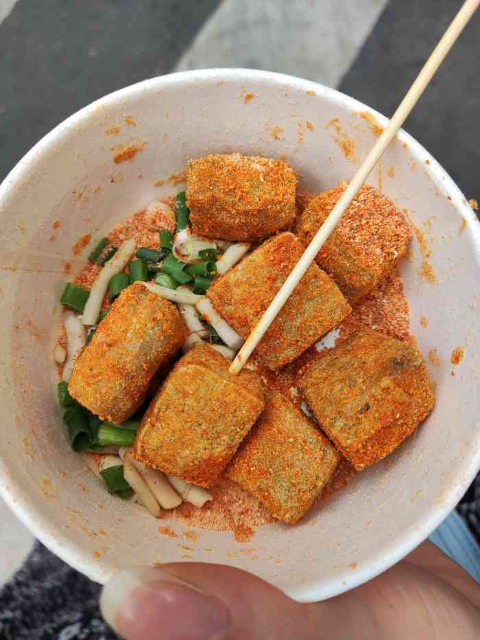 尝相思臭豆腐-"排了十分钟买了小的,5元,外地微辣,一般.