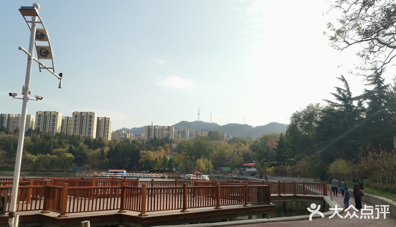 很惊艳，修了人工湖环湖公路，风景独好