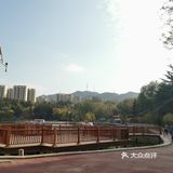 很惊艳，修了人工湖环湖公路，风景独好