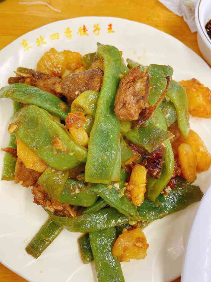 挂着大红灯笼,识别度很高,在马路边位置好找,东北菜绝对以量大闻名,菜