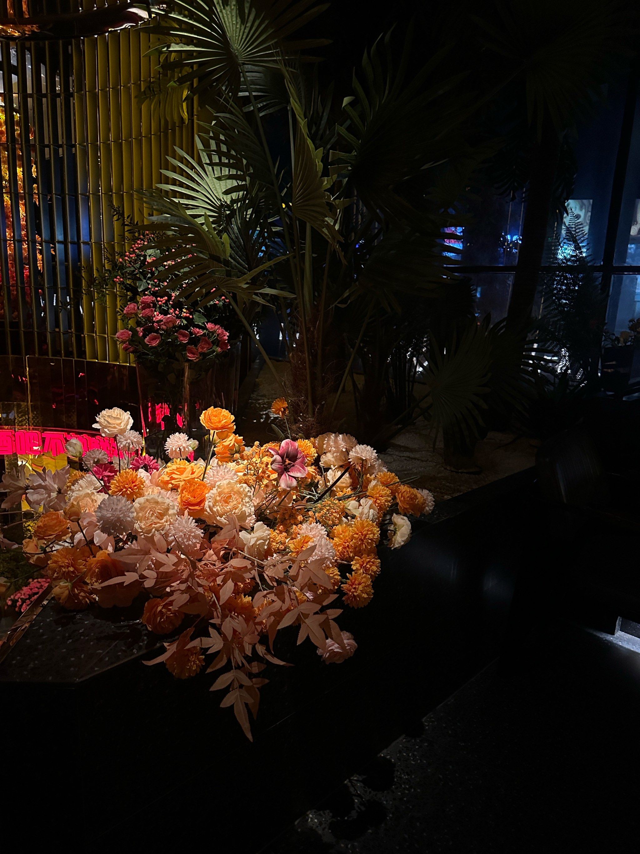 昆明不愧是花都啊!酒吧都布满鲜花
