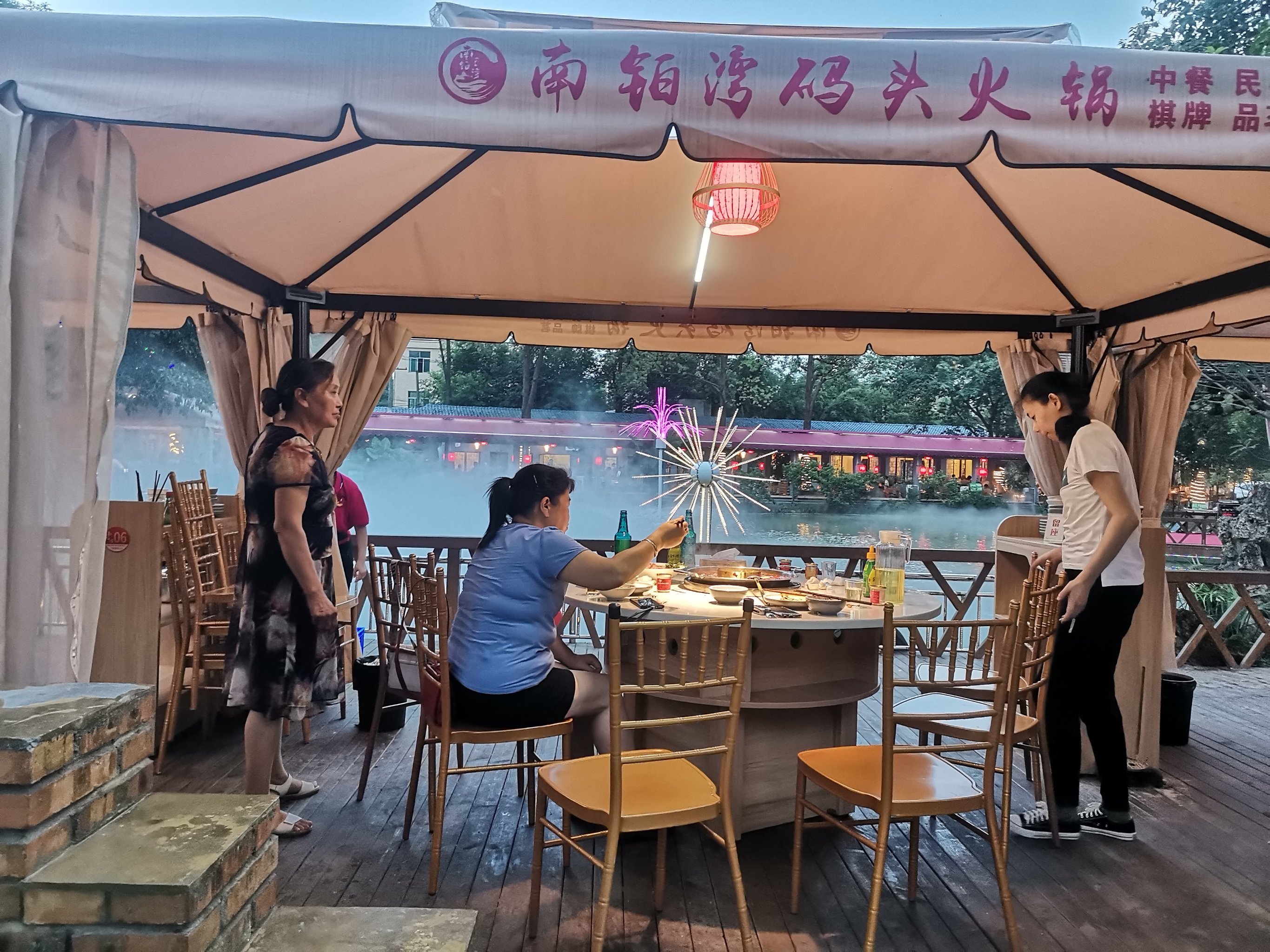 郫县安靖镇丰安路上新开的这家重庆老火锅店