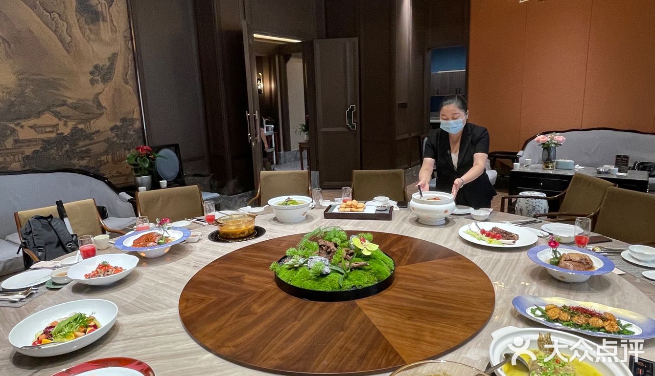 光谷创业街高大上却人均较低的东家院子，请客有面有里！