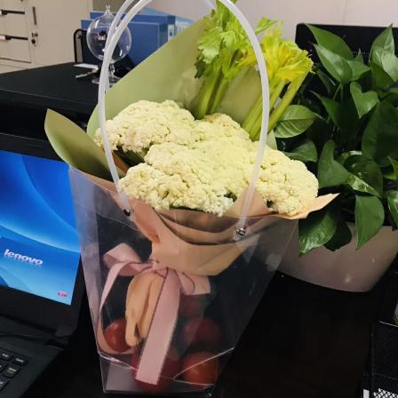 0 明天教师节 不知用 菜花 和 西芹 包装成一束特殊的花束送给老师