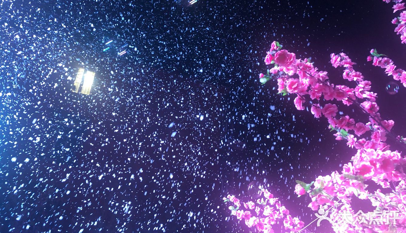 包间最低消费600。可以边吃饭边唱三个小时歌