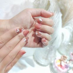 -花岐款式专研健康美甲沙龙