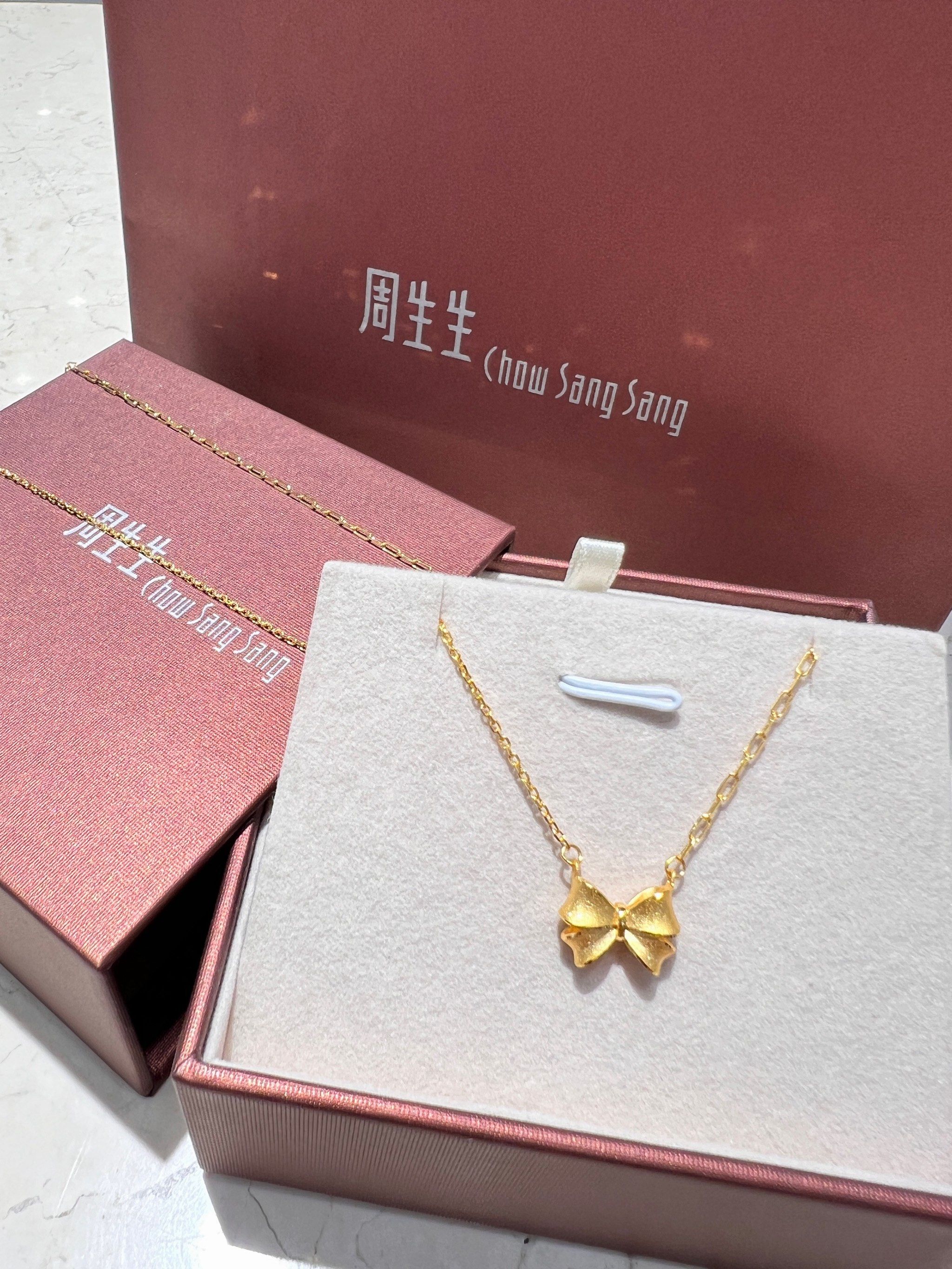 周生生足金蝴蝶结项链