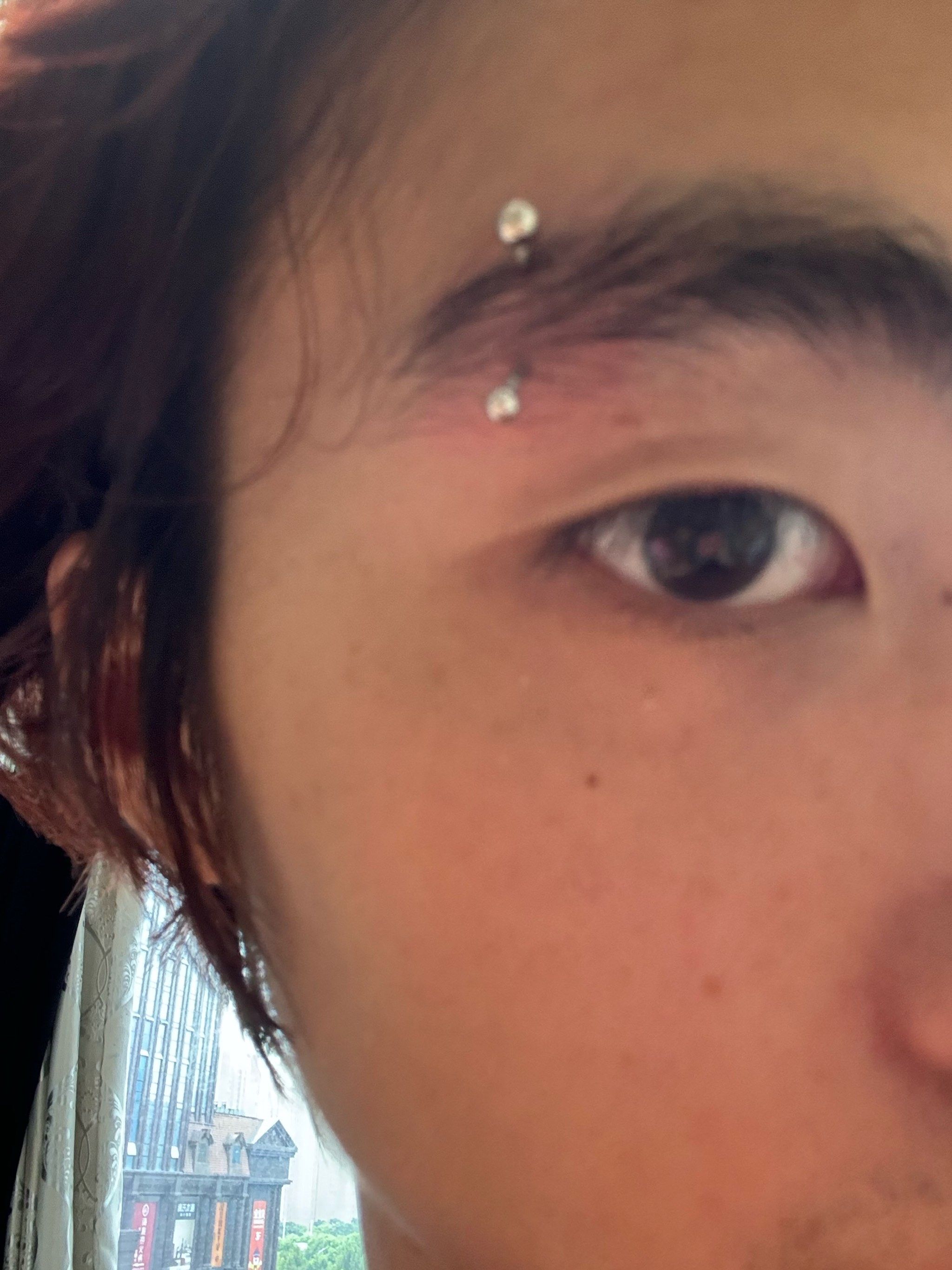 眉钉穿孔