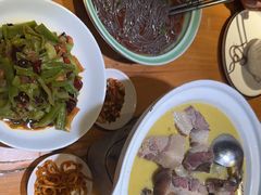 -帅巴人舅母子腊蹄民俗村