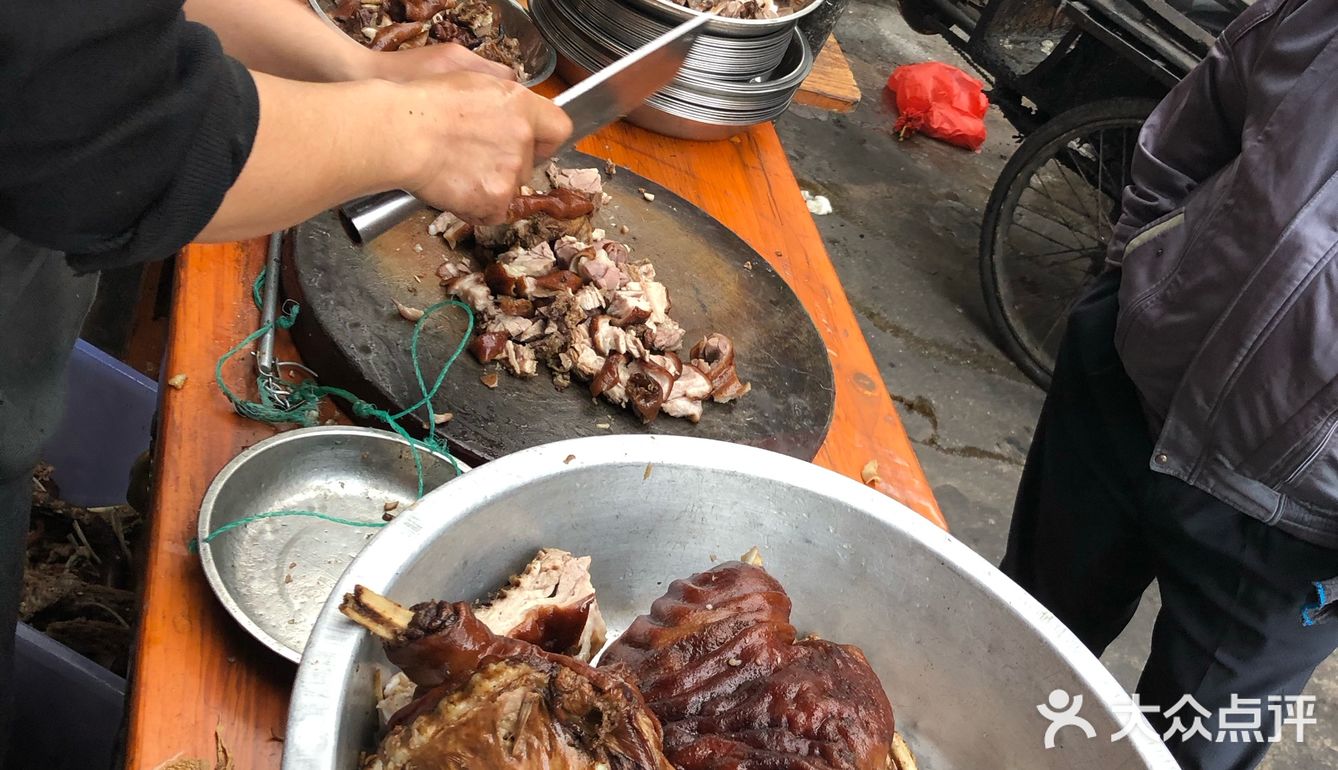 路过看到这里挤满了人，临时改变主意进来吃 店没有名字