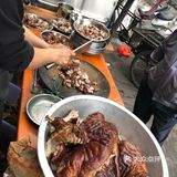 路过看到这里挤满了人，临时改变主意进来吃 店没有名字