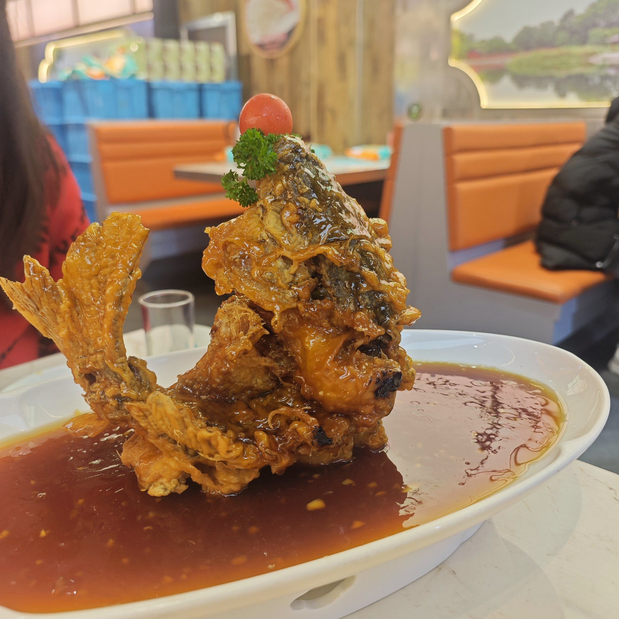 大肠用水涮涮再吃会更好吃,大肠的浇汁和鱼