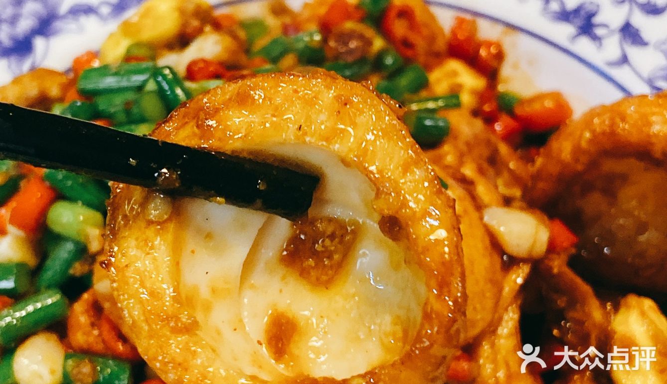 非常火的湘菜馆子，饭点都是排大队…