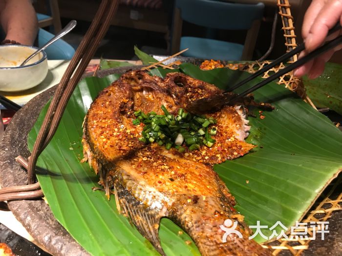 彩泥·苍洱小镇(百联川沙店)傣味熏罗非鱼图片 第1张
