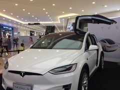 1楼特斯拉-优衣库(南宁万象城店)
