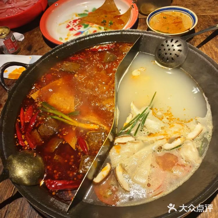 周末到重庆，一头扎进了坝坝火锅的热烈氛围里。