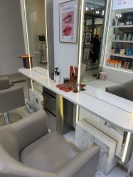 -虫二·专注健康烫染沙龙